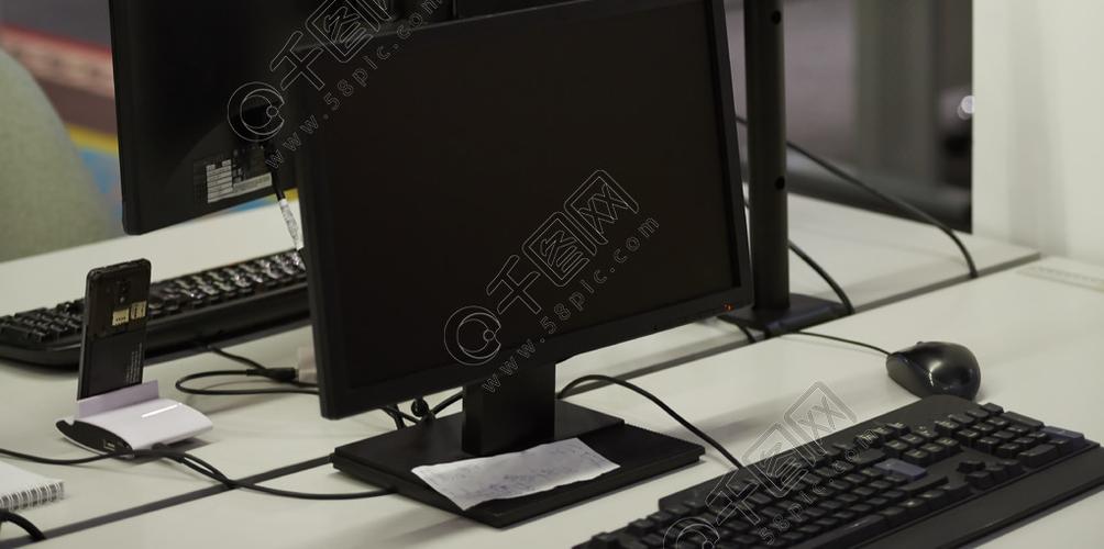办公室中使用双显示器屏幕和膝上型计算机,启动公司的软件开发技术
